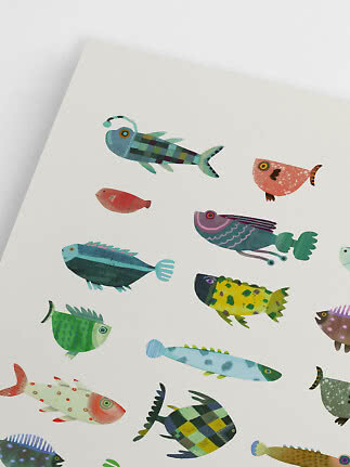 Ilustración de peces coloridos y estilizados sobre fondo blanco