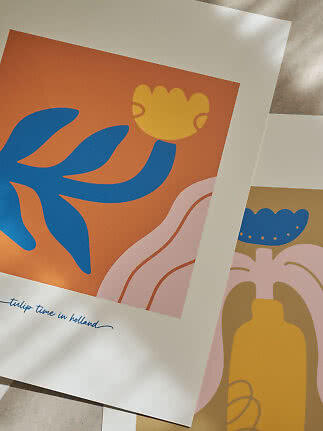 Farbiges abstraktes Poster mit blauer Blume und gelber Knospe auf orangem Hintergrund