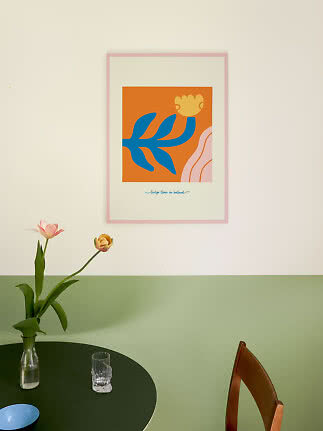 Gerahmtes farbiges Tulpenposter über einem Tisch mit Vase, zwei Tulpen und einem Glas