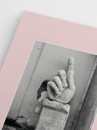 Poster in bianco e nero con mano di statua che mostra il dito medio su sfondo rosa