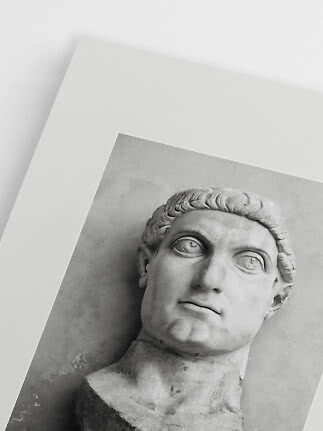 Poster in bianco e nero con primo piano di un busto classico in marmo su sfondo bianco