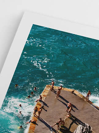 Póster con vista aérea de bañistas en un muelle junto al mar turquesa
