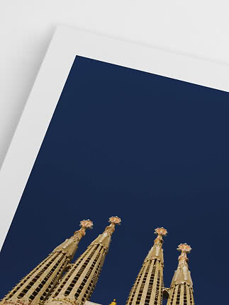 Poster con primo piano delle guglie della Sagrada Família su cielo blu intenso