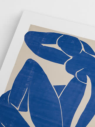Indrammet abstrakt plakat med blå figur på beige baggrund