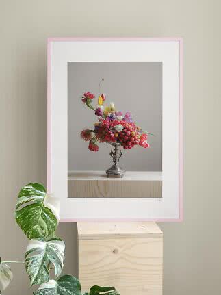 Poster con composizione floreale colorata in vaso argentato, con cornice rosa chiaro
