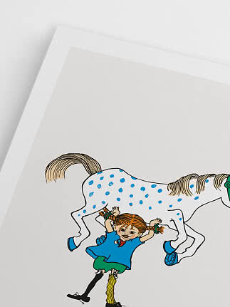 Illustration af Pippi Langstrømpe under en hvid, blåplettet hest på hvid plakat