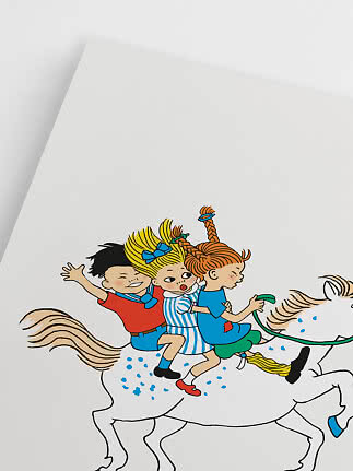 Ilustracja trojga dzieci jadących na białym koniu na białym tle