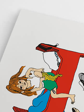Ilustracja rudowłosej dziewczynki leżącej na czerwonej sofie z żółtym kotem na kolanach