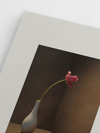 Minimalistisk plakat med hvid vase og pink blomst mod mørk baggrund