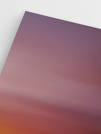 Gros plan abstrait d’une surface violette et rose avec une teinte orange en bas
