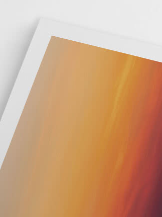 Gros plan d’une affiche abstraite à bord blanc, dégradé beige, orange et rouge