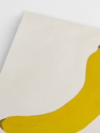 Beskuren gul banan på vit bakgrund