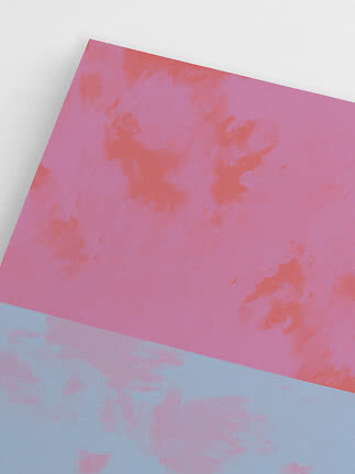 Stampa artistica astratta con pennellate rosa e corallo su sfondo chiaro