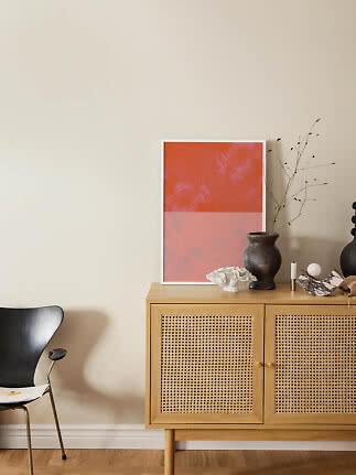 Lyst træskab med fletlåger, abstrakt plakat og dekorative vaser mod beige væg