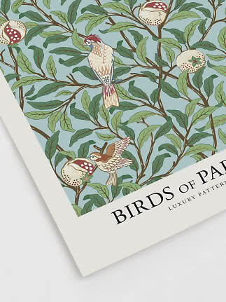 Papier peint avec oiseaux, feuilles vertes et grenades sur fond bleu clair