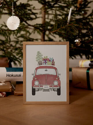 Illustrazione natalizia incorniciata di auto rossa con regali e albero sul tetto