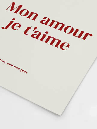 Hvid plakat med rød fransk tekst: "Mon amour je t’aime" og "Oui, moi non plus"