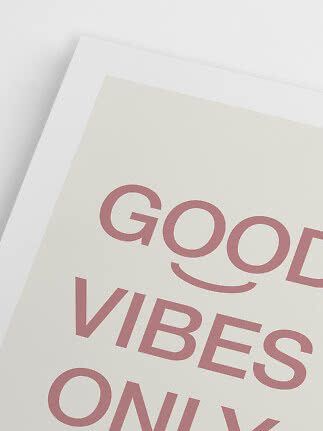 Primo piano di poster con testo rosa su sfondo color crema e bordo bianco