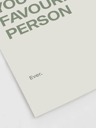 Beige plakat med stor grøn typografi og ordet "Ever." nederst