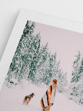 Gerahmtes Foto einer Frau und eines Hundes im verschneiten Wald