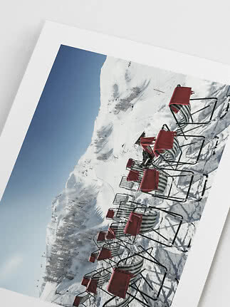 Poster mit schneebedeckten Bergen und gestreiften Stühlen mit roten Kissen in der Sonne
