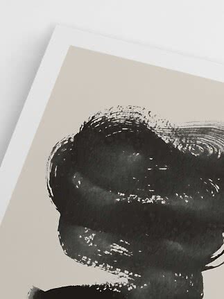 Nærbillede af abstrakt sort penselstrøg på beige plakat med hvid kant