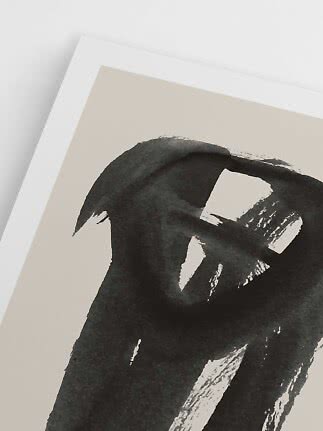 Nærbillede af abstrakt sort-hvid plakat med brede penselstrøg på beige baggrund
