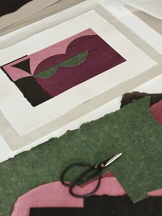 Abstrakte Papiercollage in Rosa, Grün und Dunkelviolett auf weißem Strukturpapier mit Schere