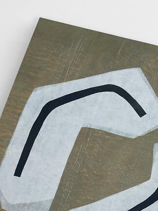 Póster abstracto con forma curva blanca y negra sobre fondo verde oliva texturizado