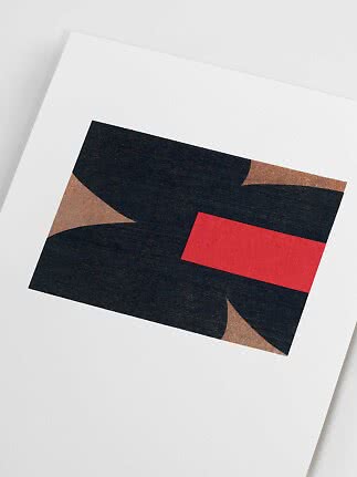 Lámina abstracta con formas negras, zonas beige y un rectángulo rojo sobre fondo blanco