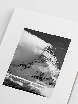 Schwarz-weißer Kunstdruck eines schneebedeckten Berggipfels mit Wolken auf weißem Passepartout