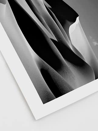Schwarz-weiß-Poster mit Nahaufnahme von geschwungenen Sanddünen und starken Schatten