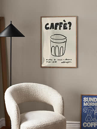 Indrammet plakat med teksten “Caffè?” og en enkel kaffekop på beige væg