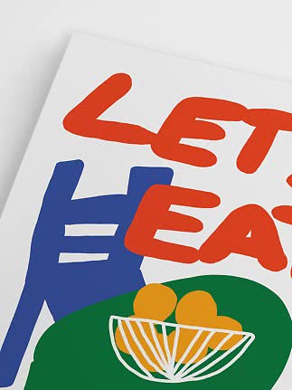 Kleurrijke poster met abstracte stoel, rode letters en fruitschaal op groene tafel