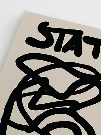 Nærbillede af beige plakat med sort abstrakt stregtegning og delvis tekst øverst