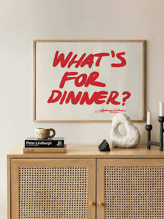 Indrammet typografisk plakat med rød tekst 'WHAT'S FOR DINNER?' over et træskab