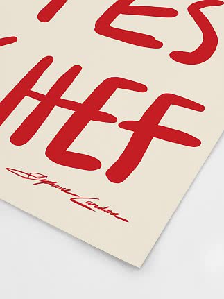 Nærbillede af cremefarvet plakat med røde abstrakte former og rød signatur nederst