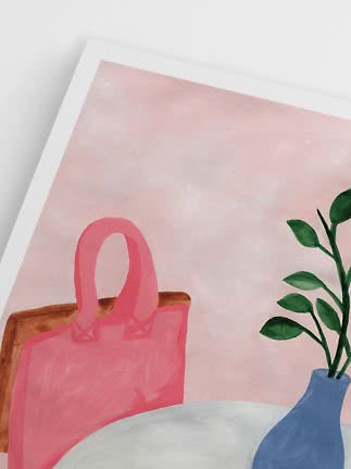 Nahaufnahme eines Posters mit pinker Tasche auf Stuhl und grünen Zweigen in blauer Vase