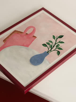 Gerahmter abstrakter Kunstdruck mit rosa Tasche und blauer Vase mit grünen Zweigen