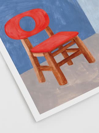 Illustration af rød stol med træben mod blå væg
