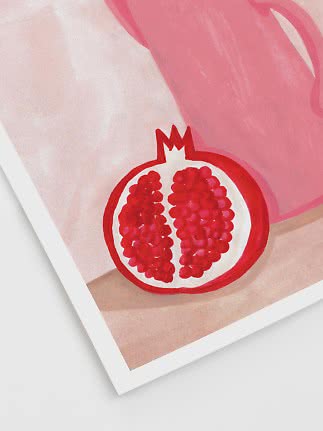Illustration av ett halvt granatäpple i röda och rosa toner på ljus bakgrund