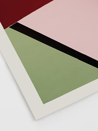 Abstrakt plakat med diagonale farvefelter i mørkerød, lyserød, sort og lysegrøn på creme baggrund