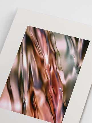 Stampa d’arte astratta con tonalità metalliche fluide rame, rosa e verde su passe-partout bianco