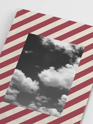 Schwarz-weißes Wolkenmotiv auf rotem und cremefarbenem diagonal gestreiftem Hintergrund
