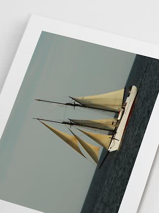 Indrammet foto af sejlbåd med lyse sejl på havet