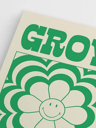 Närbild av krämfärgad poster med grön text och stor leende blomma