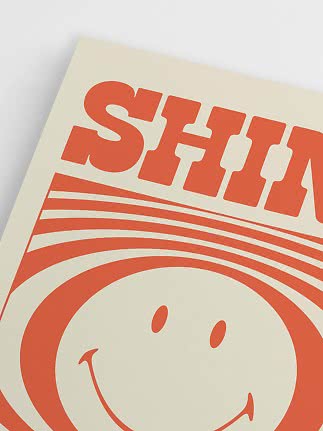 Primo piano di poster color crema con testo arancione e grafica smiley