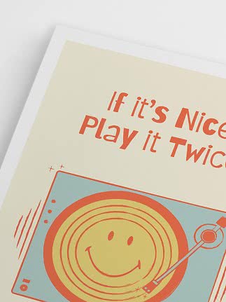 Nærbillede af retro plakat med teksten "If it’s Nice, Play it Twice" og en smiley-pladespiller