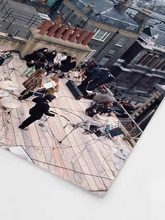 Vintage foto af band og filmhold på en tagterrasse med instrumenter og kameraer