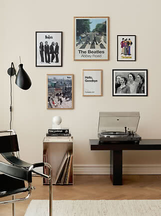 Galleri-væg med indrammede Beatles-plakater over pladespiller og LP-opbevaring i moderne stue